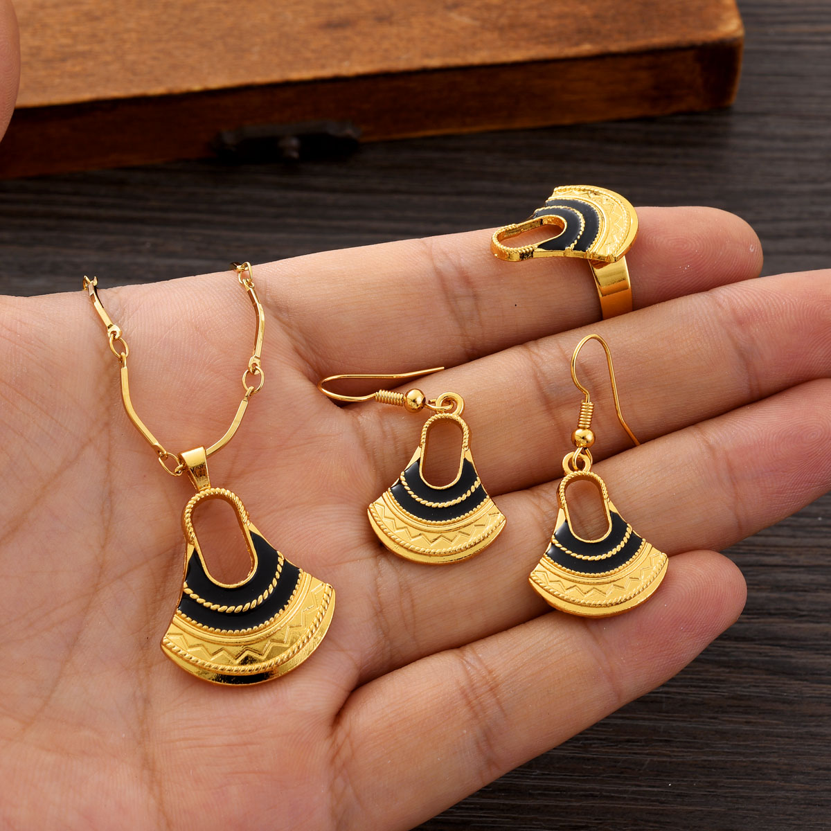 Women Accessories Png - แฟชั่น PNG สีทองชุดเครื่องประดับสำหรับผู้หญิงสาวสร้อยคอต่างหูอุปกรณ์เสริมปาร์ตี้ปาปัวนิวกินีอินเดียแอฟริกาของขวัญ