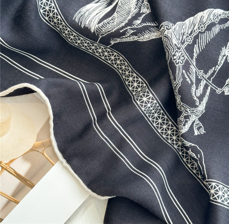 Black Horse Wool Silk Blend ผ้ - Women Accessories Brands บทวิจารณ์และราคา