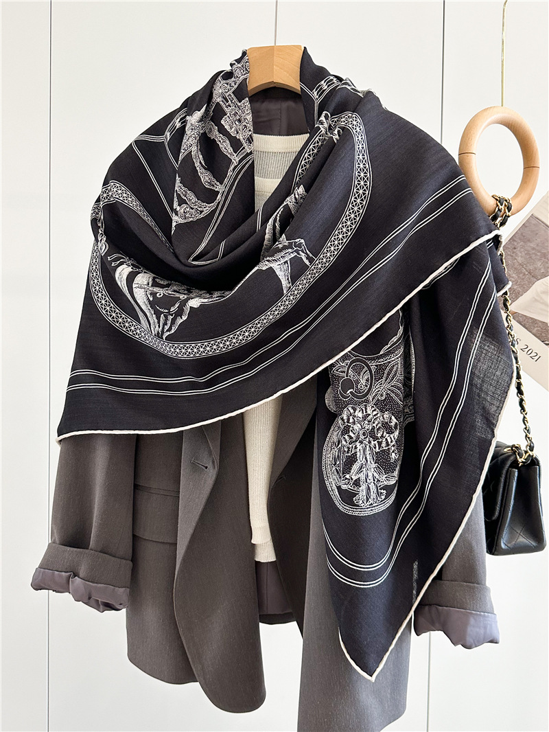 Black Horse Wool Silk Blend ผ้ - Women Accessories Brands บทวิจารณ์และราคา